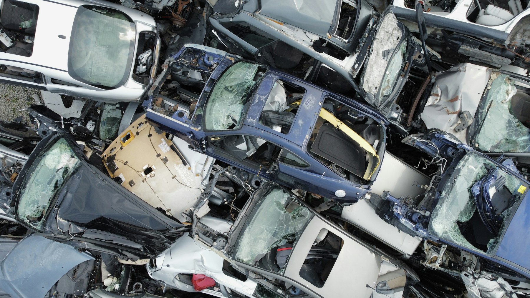 Carros danificados empilhados