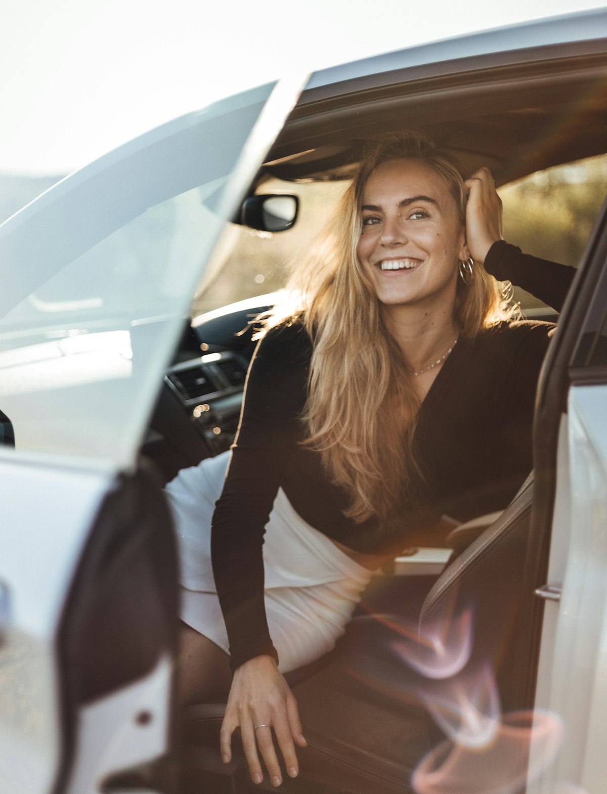 Motorista sorrindo dentro do carro